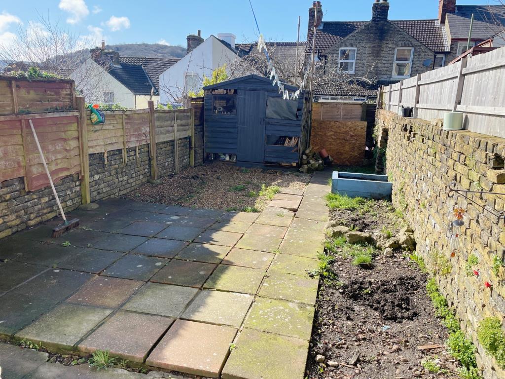 Lot: 45 - BAY-FRONTED HOUSE FOR INVESTMENT - Rear garden